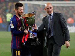 Messi saat berfoto bersama Presiden Federasi Sepakbola Spanyol Luis Rubiales. REUTERS/Albert Gea.