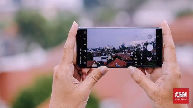 Samsung Galaxy S10+, Wajah Satu Dekade yang Nyaris Sempurna