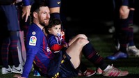 Messi merayakan juara LaLiga yang ke-10 dengan menggendong anaknya yang paling kecil, Ciro Messi Roccuzzo. (Foto: Albert Gea/Reuters)