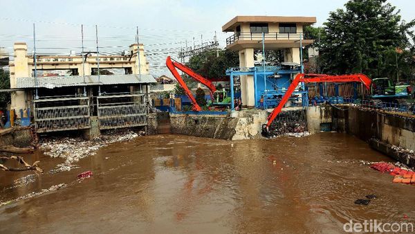 Penampakan Terkini Tumpukan Sampah di Pintu Air Manggarai