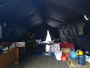 Warga Kembali ke Rumah, Posko Pengungsian Banjir Cililitan Kosong Pagi Ini Warga Kembali ke Rumah, Posko Pengungsian Banjir Cililitan Kosong Pagi Ini