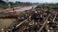 Tumpukan Sampah Penuhi Sungai BKB Petamburan