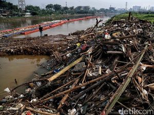 Tumpukan Sampah Penuhi Sungai BKB Petamburan