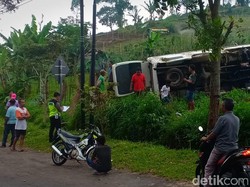 Mobil Rombongan Wisatawan dari Klaten Terguling di Sarangan, 1 Tewas