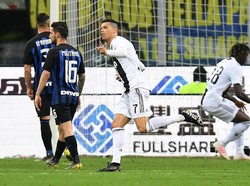 Bianconeri baru bisa menyamakan skor di menit ke-62. Adalah Cristiano Ronaldo yang berhasil membuat Sami Handanovic memungut bola dari gawangnya. REUTERS/Daniele Mascolo.