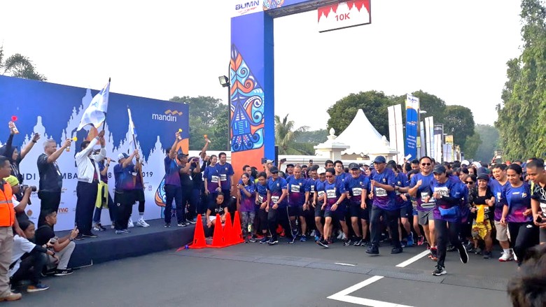 Menteri BUMN Rini Soemarno dan Direktur Utama Bank Mandiri Kartika Wirjoatmodjo mengikuti kategori 5k (Foto: Tia Reisha/detikcom) Menteri BUMN Rini Soemarno dan Direktur Utama Bank Mandiri Kartika Wirjoatmodjo mengikuti kategori 5k (Foto: Tia Reisha/detikcom)