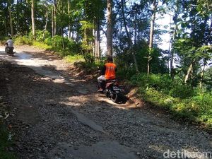 Dear Bupati Ponorogo, Wisatawan Keluhkan Jalan Rusak Menuju Mloko Sewu Dear Bupati Ponorogo, Wisatawan Keluhkan Jalan Rusak Menuju Mloko Sewu