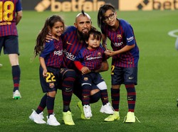 Arturo Vidal sempat berpose bersama anak-anaknya saat perayaan gelar juara. REUTERS/Albert Gea.
