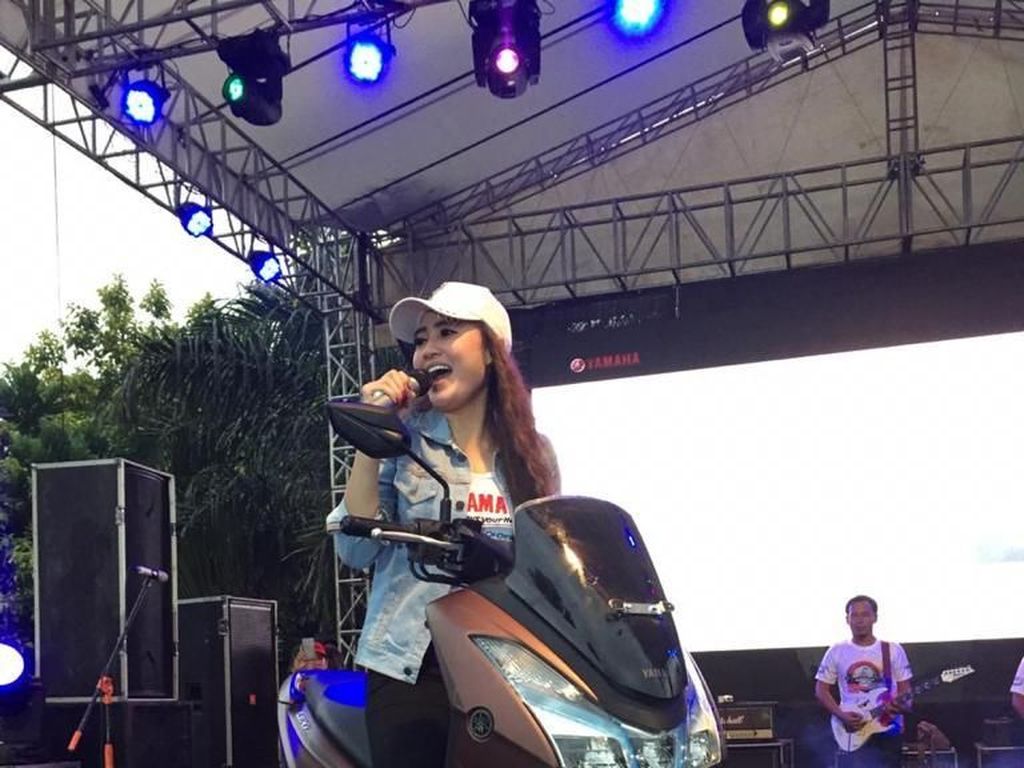Sederet Pertimbangan Nella Kharisma Saat Pilih Motor Sederet Pertimbangan Nella Kharisma Saat Pilih Motor
