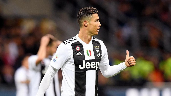 Soccer Football - Serie A - Inter Milan v Juventus - San Siro, Milan, Italy - April 27, 2019 Juventus Cristiano Ronaldo gestures REUTERS/Daniele Mascolo
