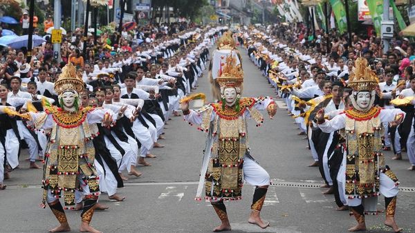Potret Kolosal 2 Ribu Warga Bali Menari Telek