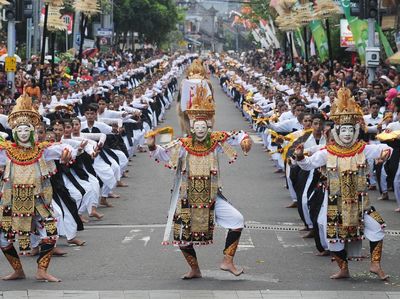 Potret Kolosal 2 Ribu Warga Bali Menari Telek