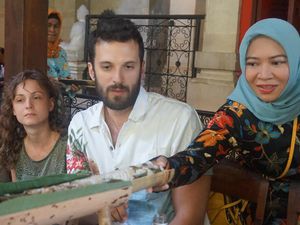 Saat Ibu-ibu Ternate Sajikan Aneka Makanan dalam Bambu ke Bule Saat Ibu-ibu Ternate Sajikan Aneka Makanan dalam Bambu ke Bule