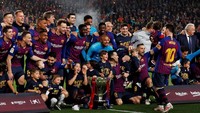 Begini penampakan pesta juara Barcelona usai mengalahkan Levante. REUTERS/Albert Gea.