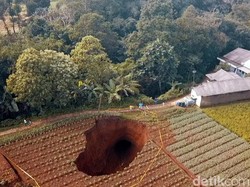 Terdengar Dentuman, Lubang Raksasa Kembali Muncul di Sawah Sukabumi