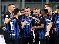 Inter sudah merepotkan pertahanan Juve di awal-awal laga. Gol di dapat Inter pada menit ketujuh lewat Radja Nainggola. REUTERS/Daniele Mascolo.