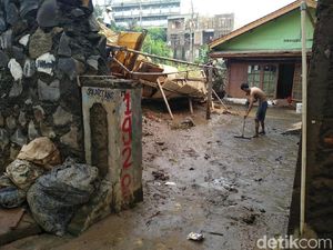 Banjir Mulai Surut, Warga Cawang Bersihkan Rumah dari Lumpur