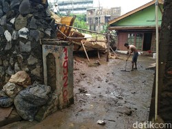Banjir Mulai Surut, Warga Cawang Bersihkan Rumah dari Lumpur