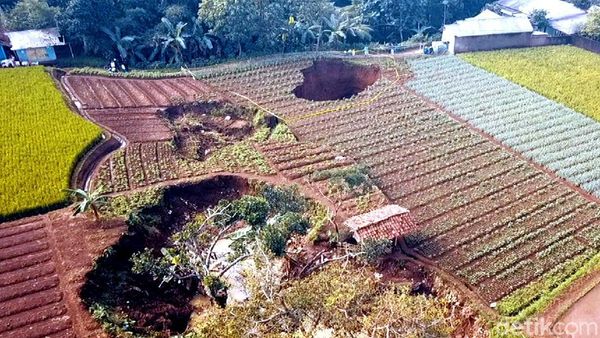 Penampakan Lubang Raksasa di Sukabumi yang Bikin Geger