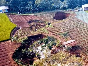 Video: Ahli Geologi Ungkap Pemicu Lubang Raksasa di Sukabumi