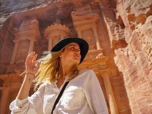 Gaya Liburan Ana De Armas, Si Cantik Bond Girl Terbaru