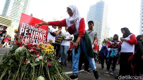 Aksi Tabur Bunga untuk Penghormatan Pejuang Pemilu
