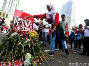 Aksi Tabur Bunga untuk Penghormatan Pejuang Pemilu Aksi Tabur Bunga untuk Penghormatan Pejuang Pemilu