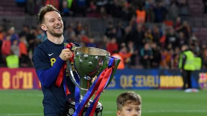 Ivan Rakitic Barcelona's Croatian midfielder Ivan Rakitic holds the trophy as he celebrates becoming La Liga champions after winning the Spanish League football match between FC Barcelona and Levante UD at the Camp Nou stadium in Barcelona on April 27, 2019. - Lionel Messi clinched an eighth La Liga title for Barcelona in 11 seasons today as he scored the only goal in a 1-0 win over Levante. It is the Catalan club's 26th league title -- second in Spain to Real Madrid's record of 33. (Photo by LLUIS GENE / AFP)