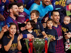 Seluruh pemain Barcelona mengajak serta sanak keluarga untuk merayakan pesta juara. REUTERS/Albert Gea.