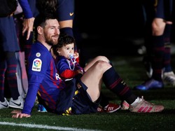 Messi terlihat sangat semringah saat pesta perayaan gelar juara LaLiga. REUTERS/Albert Gea.