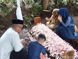 Sedang Umrah, Aa Gym Tak Bisa Hadir di Pemakaman Ibundanya