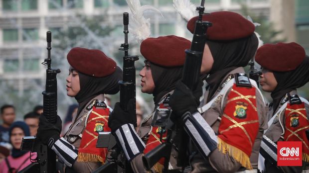 Sejumlah Polisi Wanita (Polwan) dari divisi Taktikal melakukan atraksi senjata di acara CFD, Bundaran HI. Jakarta, Minggu 28 April 2019. Atraksi tersebut untuk memperingati hari Kartini. CNN Indonesia/Andry Novelino