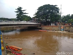 Ketinggian Air di Pintu Air Manggarai Normal, Sampah Tersisa