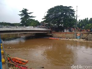 Ketinggian Air di Pintu Air Manggarai Normal, Sampah Tersisa Ketinggian Air di Pintu Air Manggarai Normal, Sampah Tersisa