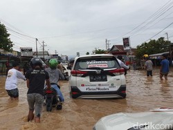 Mobil dan Motor Nekat Terobos Banjir di Bengkulu