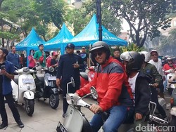 Naik Vespa Bareng Putra Bungsu, Anies Ramaikan Sunmori di Jaksel