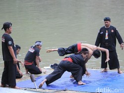 Melihat Aksi Pendekar Silat Bertarung di Atas Rakit