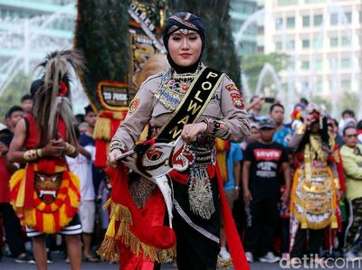Aksi Srikandi Polwan Gelar Pertunjukan Reog di CFD