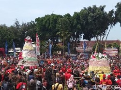 Gunungan 2 Kuintal Gethuk Jadi Rebutan Warga di Magelang