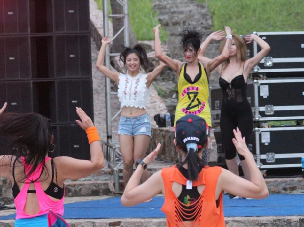 Turis China Ikut Fun Zumba di Border Stage Red-White Festival 2019 Turis China Ikut Fun Zumba di Border Stage Red-White Festival 2019