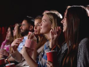 Tips Ampuh Menahan Pipis Saat Nonton Bioskop: Atur Sikap Duduk! Tips Ampuh Menahan Pipis Saat Nonton Bioskop: Atur Sikap Duduk!