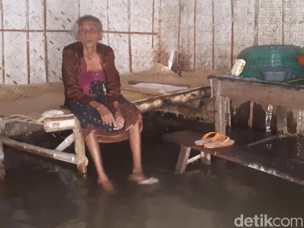 Kisah Nenek Sumijah Bertahan di Rumahnya Saat Banjir Landa Bojonegoro Kisah Nenek Sumijah Bertahan di Rumahnya Saat Banjir Landa Bojonegoro