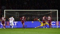 Belotti yang maju mengeksekusi penalti sukses mengubah skor menjadi 1-0 untuk Torino. Tendangan kerasnya ke arah tengah salah ditebak oleh Donnarumma yang melompat ke sisi kiri.
