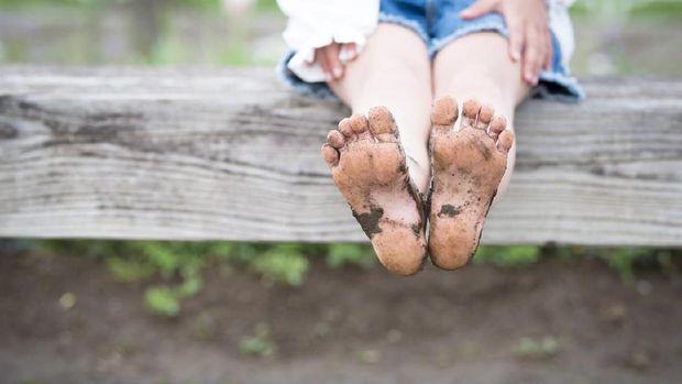 7 Poin Penting Sebelum Bolehkan Anak Tak Pakai Alas Kaki