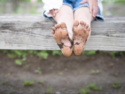Kamu Mengalami Jet Lag? Cobalah Berjalan Tanpa Alas Kaki