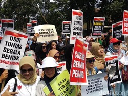 Massa Emak-emak Demo Bawaslu Jabar Tuntut Tindak Kecurangan