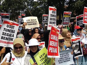 Massa Emak-emak Demo Bawaslu Jabar Tuntut Tindak Kecurangan Massa Emak-emak Demo Bawaslu Jabar Tuntut Tindak Kecurangan