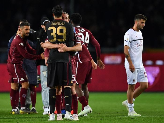 AC Milan kalah di kandang Torino 0-2 dalam lanjutan Liga Italia. (Foto: Valerio Pennicino / Getty Images)