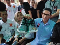 Sandiaga Titipkan Sepatu Jakarta untuk Relawan di Lampung