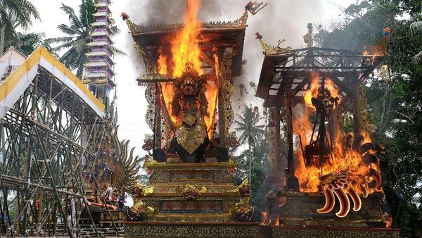 Potret Upacara Ngaben Keluarga I Gusti Ngurah Rai